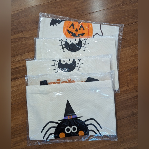 4 pack Halloween bags. Trick or treat. Pumpkin and spiders. Brand new. - Picture 5 of 5